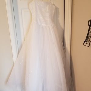A & T Wedding gown Excellent condition